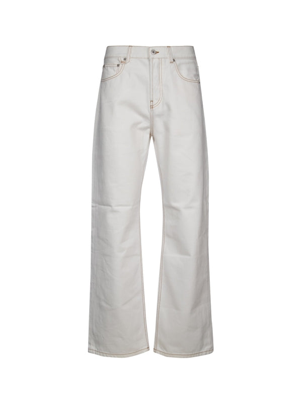 后背徽标贴片牛仔裤