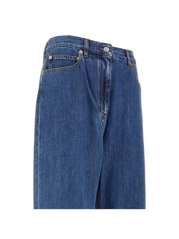 后背徽标贴片牛仔裤