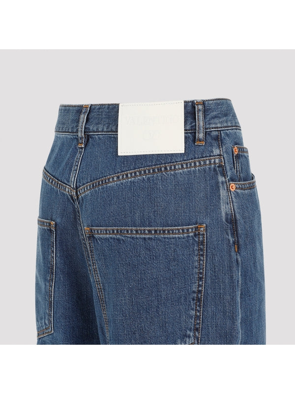 后背徽标贴片牛仔裤