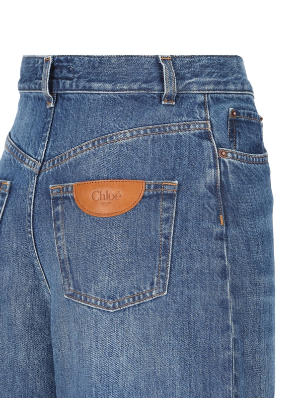 后背徽标贴片牛仔裤