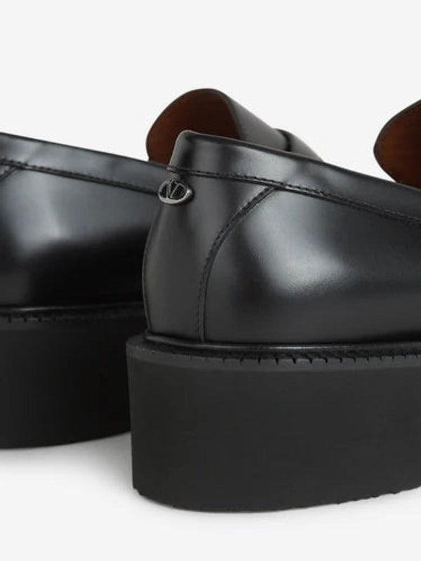 V Logo Detail Leather Loafers