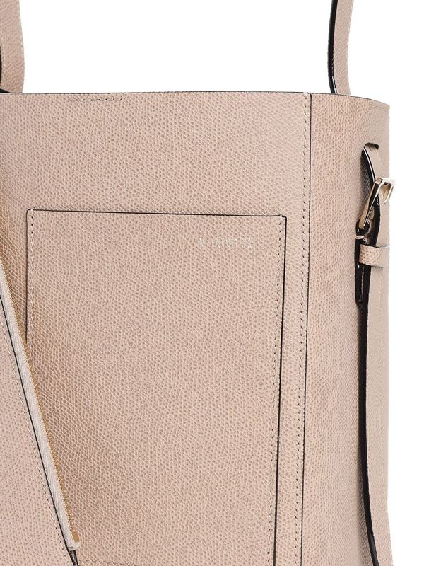 Pocket Detail
  Leather Small Shoulder Bag