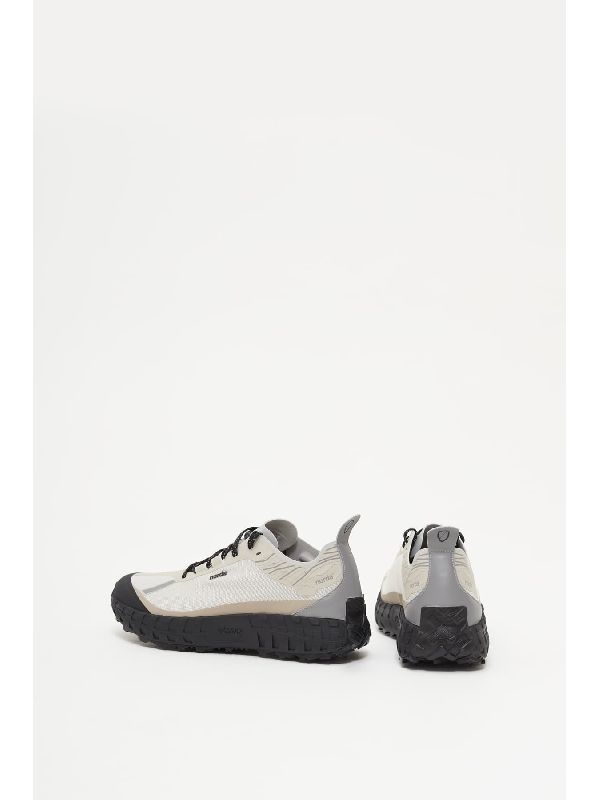 001 M Low-Top Sneakers