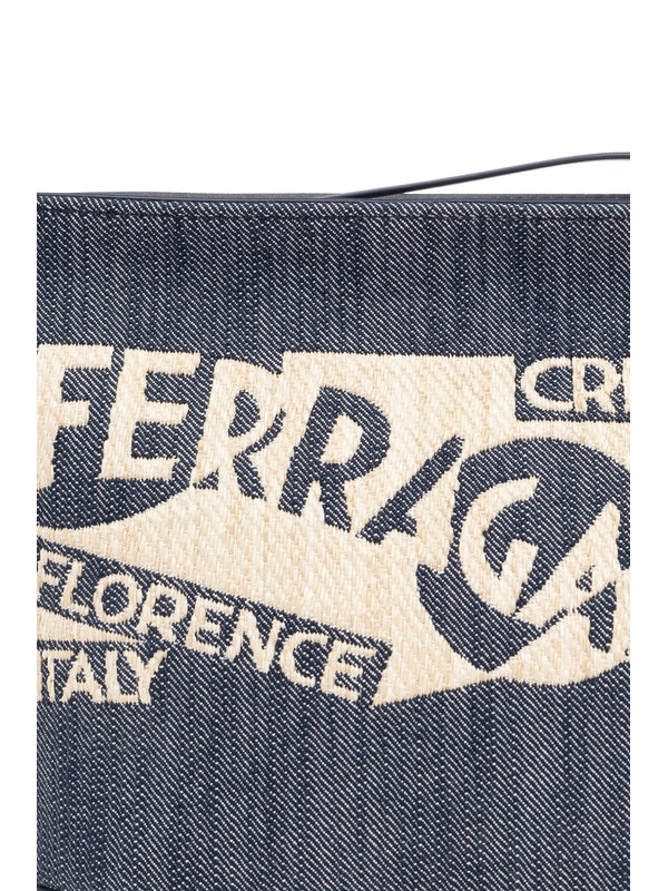 Logo Detail
  Woven Pouch