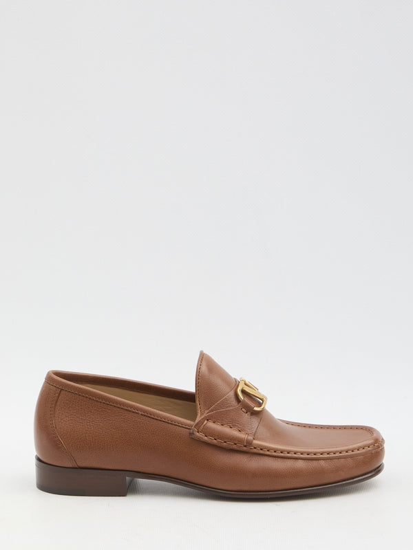 V Logo Detail Leather Loafer