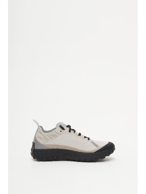 001 M Low-Top Sneakers