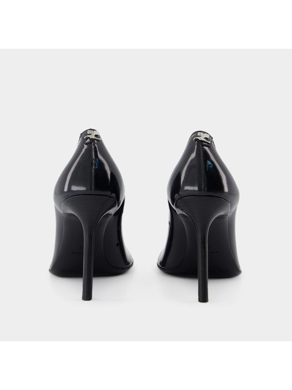 Metal Logo Round Toe Pumps