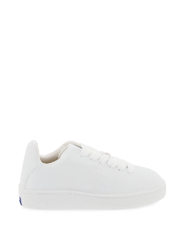 方形压纹徽标运动鞋