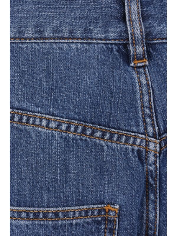 后背徽标贴片牛仔裤