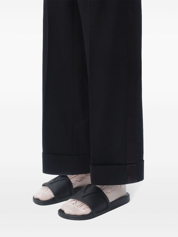 V Logo Rubber
  Slide