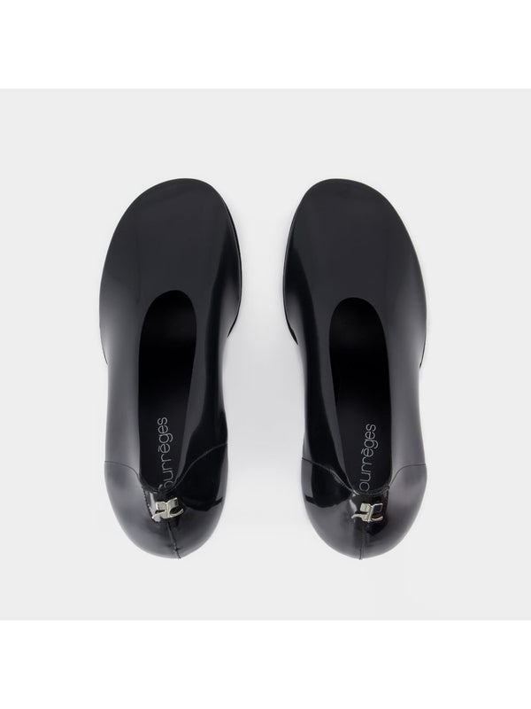 Metal Logo Round Toe Pumps