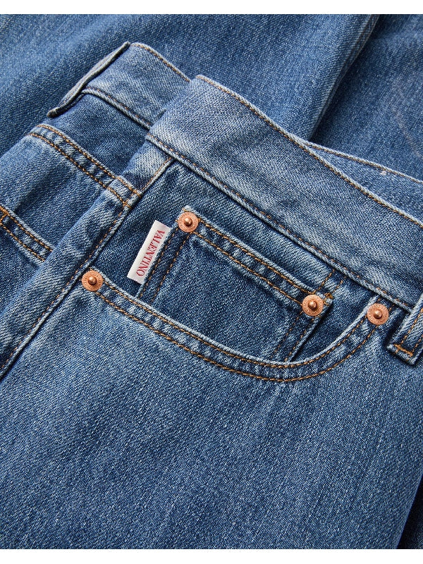 后背徽标贴片牛仔裤