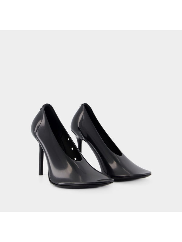 Metal Logo Round Toe Pumps